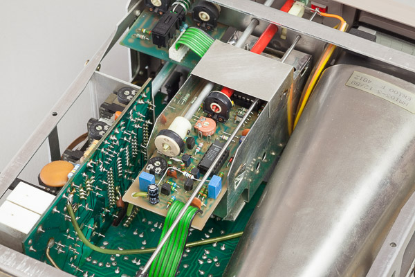 http://www.miedema.dyndns.org/co/2019/hm103/IMG_5258--HM103-kast-open-bovenaanzicht-Y-versterker-600pix.jpg