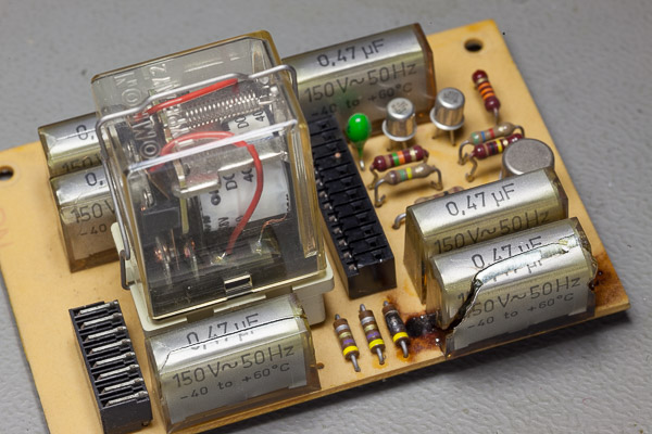 http://www.miedema.dyndns.org/co/2019/a700/IMG_5401--Revox-A700-2-ontplofte-Rifa-condensator-600pix.jpg
