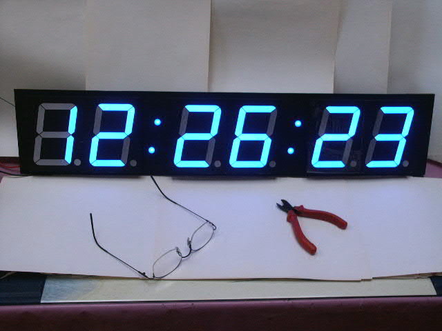 http://www.turbokeu.com/myprojects/ledclock/pict0038.jpg