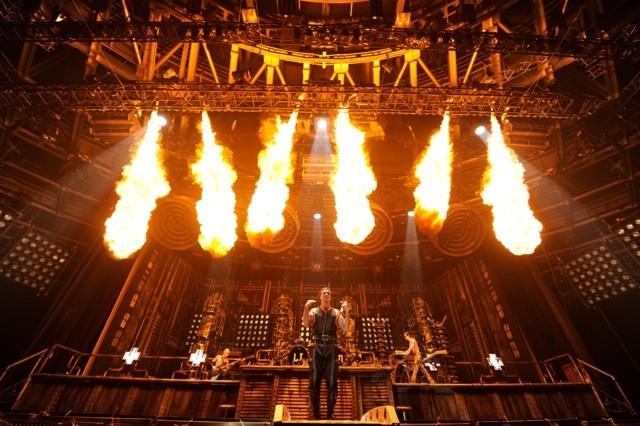 http://www.rammstein.nl/img/nieuws/brilliant_stages_rammstein2.jpg