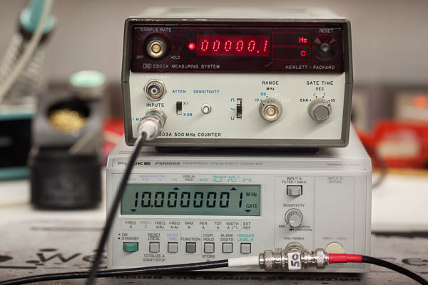http://www.miedema.dyndns.org/fmpics/Circuits_online/HP5303A/IMG_3589__10HMz_on_Fluke_and_5303A-600pix.jpg