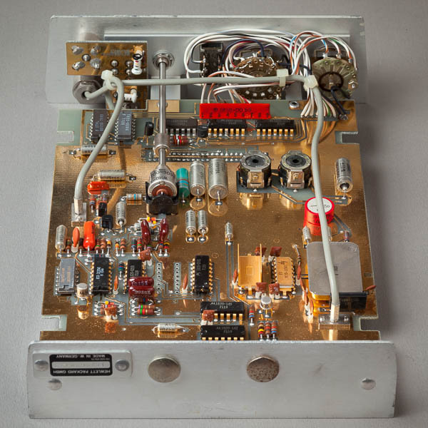http://www.miedema.dyndns.org/fmpics/Circuits_online/HP5303A/IMG_3567__HP_5303A_bottom-back_view-600pix.jpg