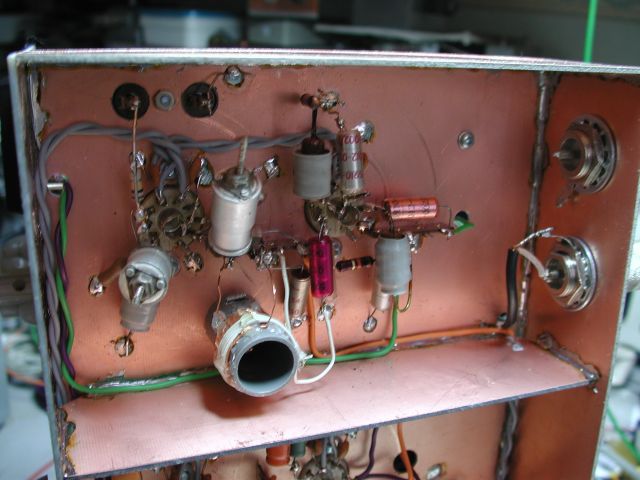 http://welther.nl/hugo/Zendamateur/80m%20tube%20experimenten/QRP%20AM%20zender/Bottom%20view.jpg