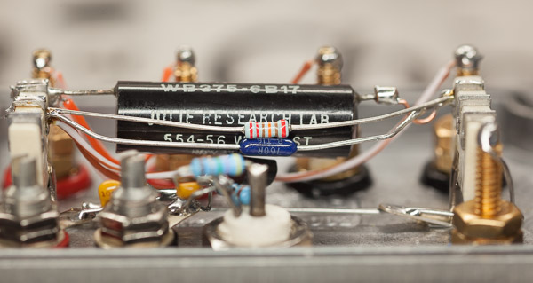 http://www.miedema.dyndns.org/co/2017/r-weerstand/IMG_0132_Julie-1M-gecompenseerd-221k-zijaanzicht-600pix.jpg
