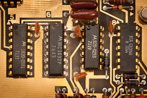 http://www.miedema.dyndns.org/fmpics/Circuits_online/HP5303A/IMG_3703__HP_5303A_missing_IC_replaced-600pix.jpg