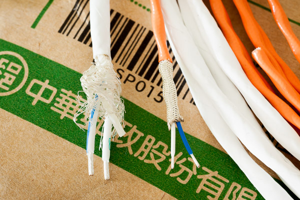 http://www.miedema.dyndns.org/co/2017/r-weerstand/kabel/IMG_0198_PTFE-kabel-Taiwan_close-600pix.jpg