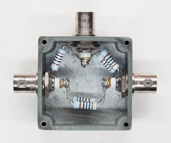 http://www.miedema.dyndns.org/co/2016/50r-splitter/IMG_8909-Philips_PM9584_50Ohm_splitter-orginele_opbouw-600pix.jpg