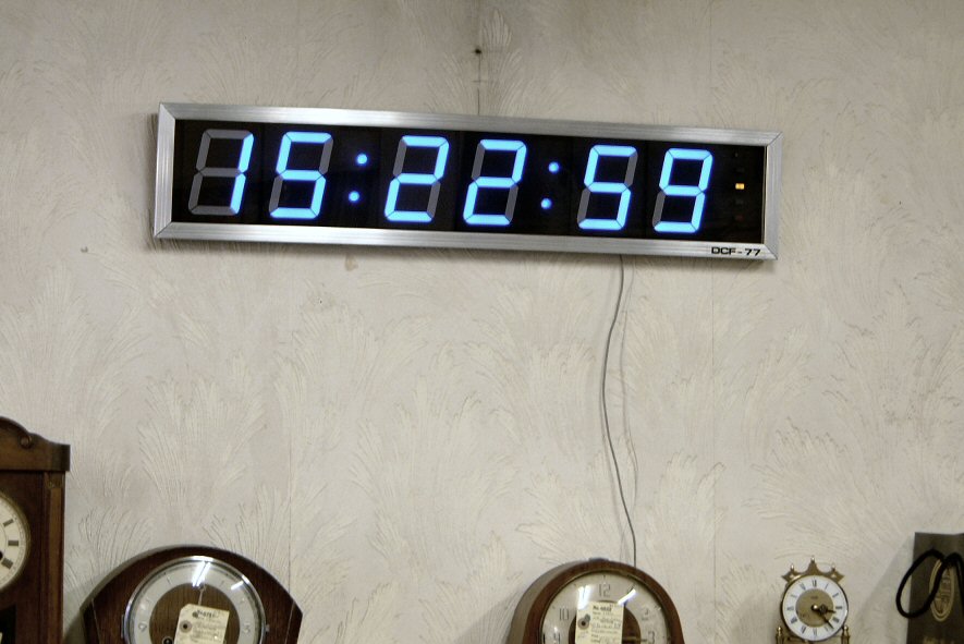 http://www.turbokeu.com/myprojects/ledclock/clock%20on%20wall.jpg