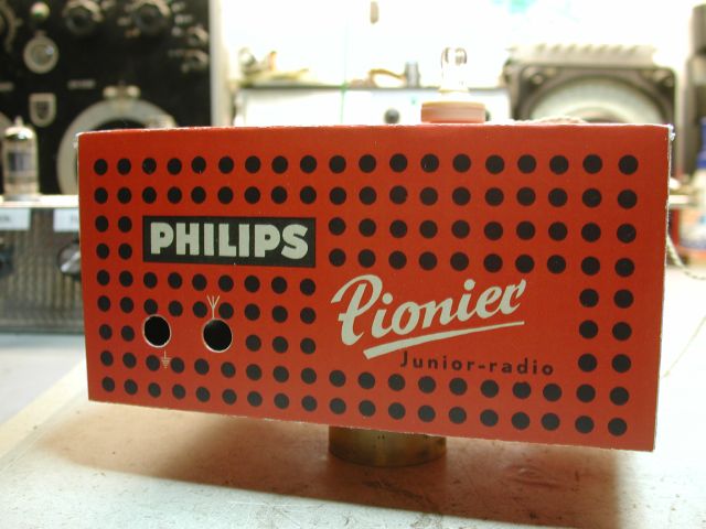 http://welther.nl/hugo/Rechtuit%20experimenten/Pionier%20I/Kastje%20achter%20klein.jpg