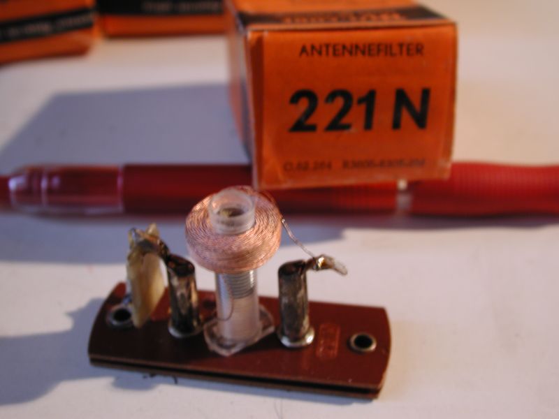http://welther.nl/hugo/fotos/Bizarre%20elektronica/Amroh%20221N%20antennefilter%20nieuw%20uit%20doos%2020100205.jpg