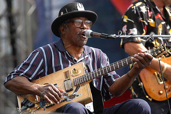 http://musicmaven.files.wordpress.com/2008/06/bo_diddley_1_-_crossroads_guitar_fest_2004_-_lg6219855.jpg